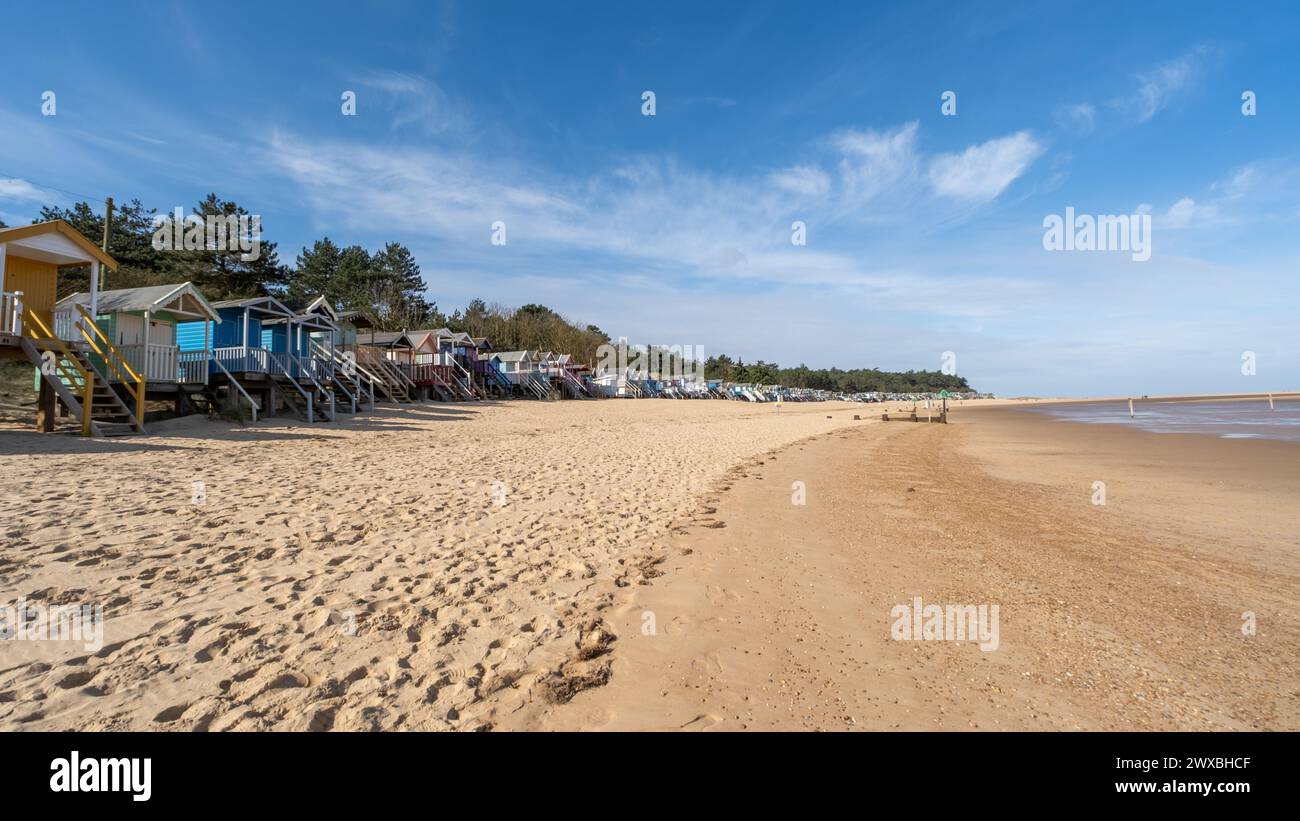 Wells, Norfolk, Regno Unito – marzo 25 2024. Tradizionali capanne in legno sulla sabbia a Wells, sulla costa nord del Norfolk Foto Stock