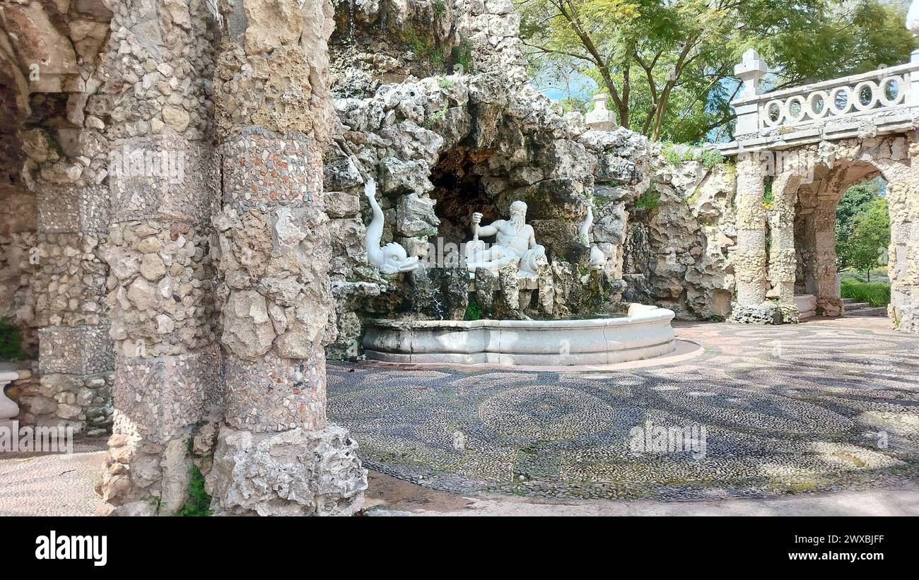 Fontana della cascata dei poeti, cascata dos Poetas, nei giardini del Palazzo Marques de Pombal, Oeiras, Lisbona, Portogallo Foto Stock