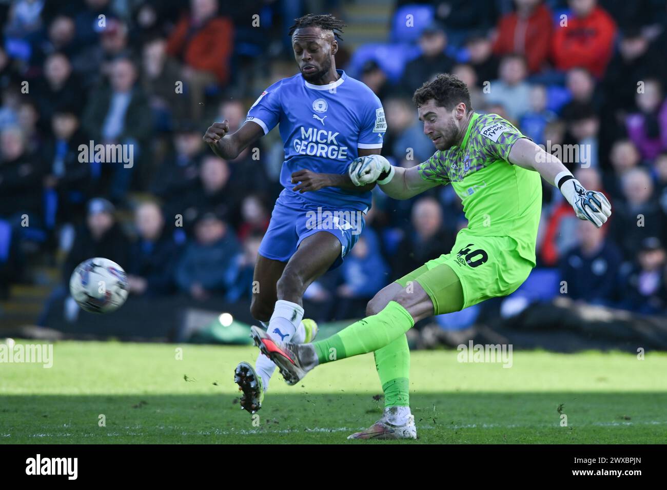 Il portiere Harry Lewis (40 Carlisle United) sfidato da Ricky Jade Jones (17 Peterborough United) durante la partita Sky Bet League 1 tra Peterborough e Carlisle United a London Road, Peterborough, venerdì 29 marzo 2024. (Foto: Kevin Hodgson | mi News) crediti: MI News & Sport /Alamy Live News Foto Stock