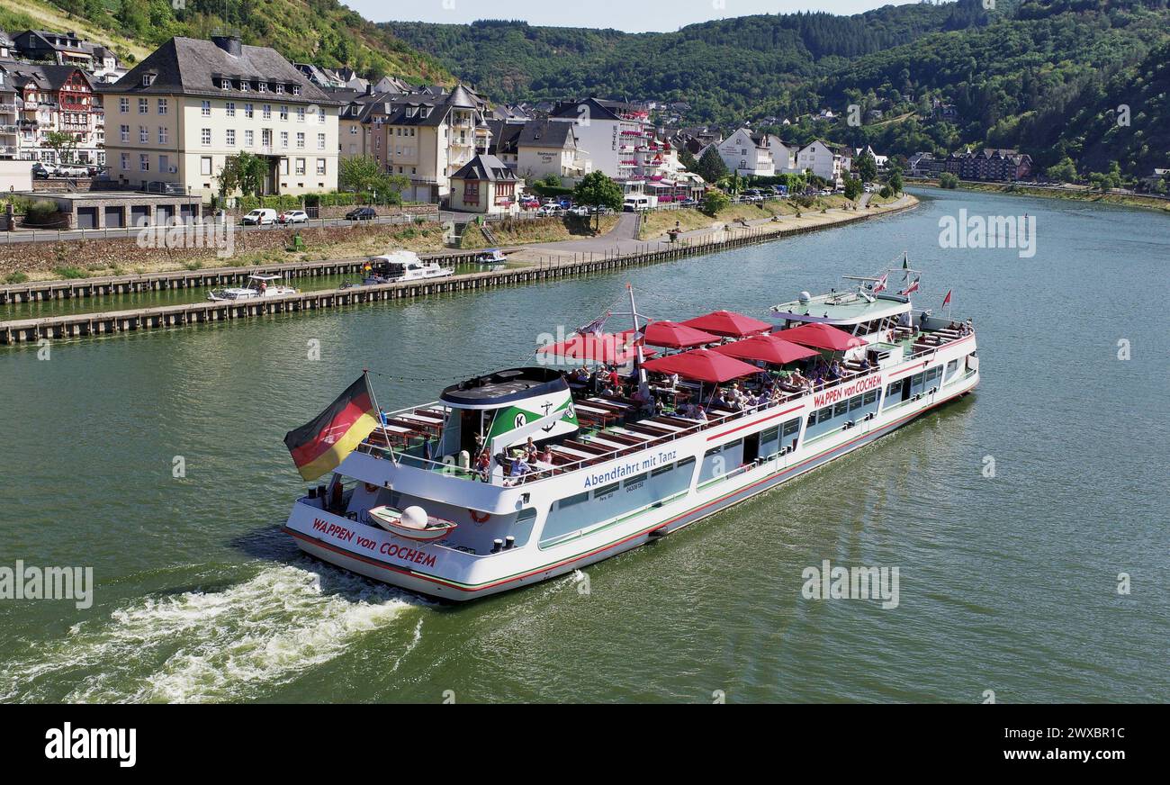 Una nave da crociera per feste passa per la città turistica di Cochem sulla graziosa valle della Mosella in Germania. Foto Stock
