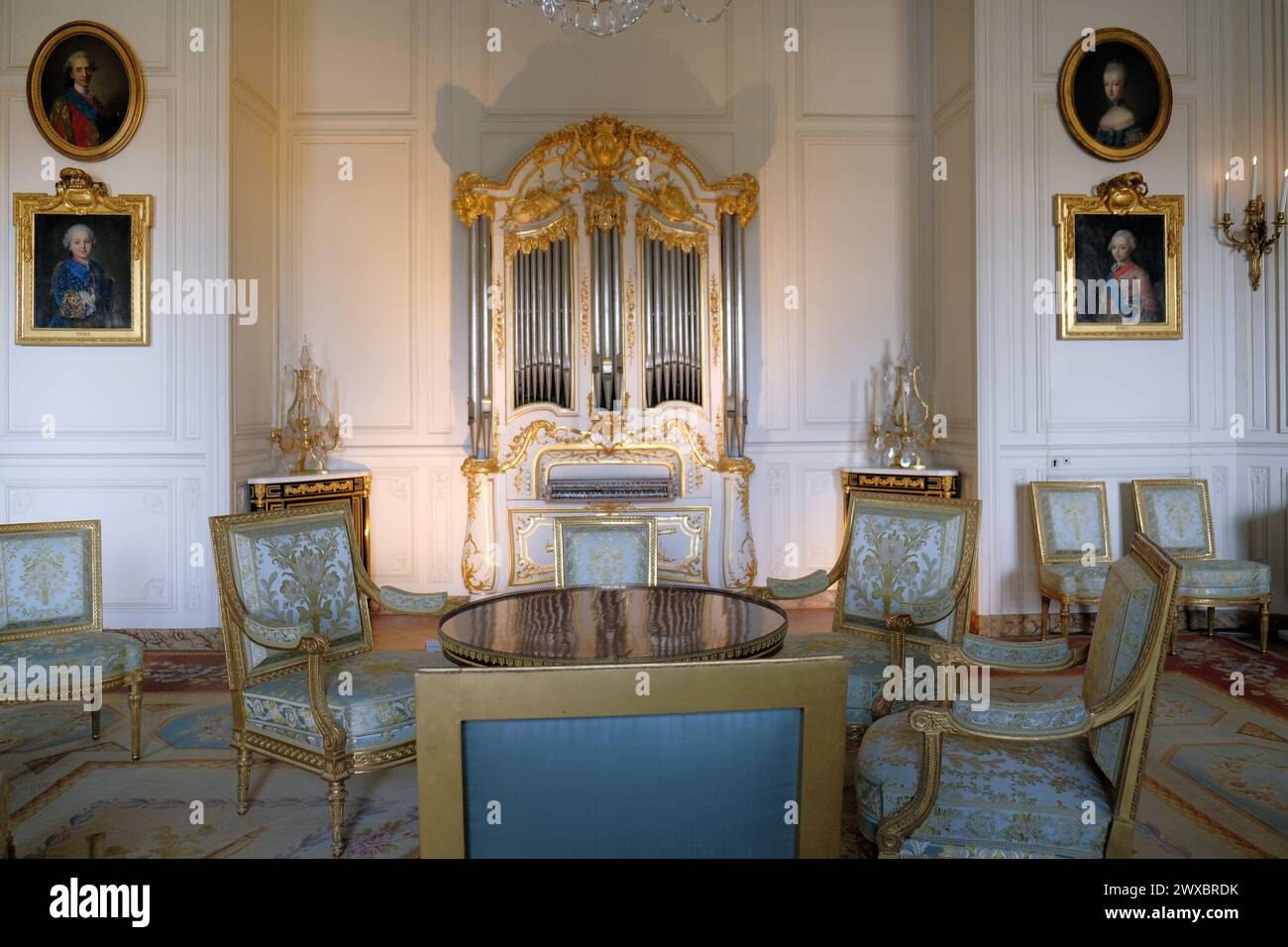 Camera nell'imponente Reggia di Versailles, castello e monumento storico francese, residenza del Re Sole Luigi XIV Foto Stock