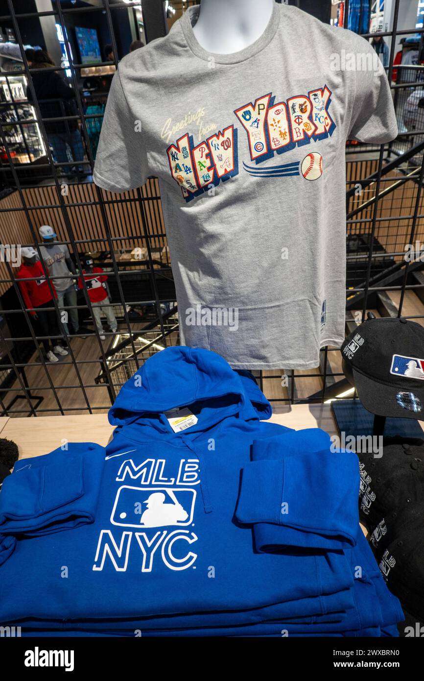 Il flagship store della Major League Baseball nel Rockefeller Center offre articoli sportivi a marchio della squadra, New York City, USA 2024 Foto Stock