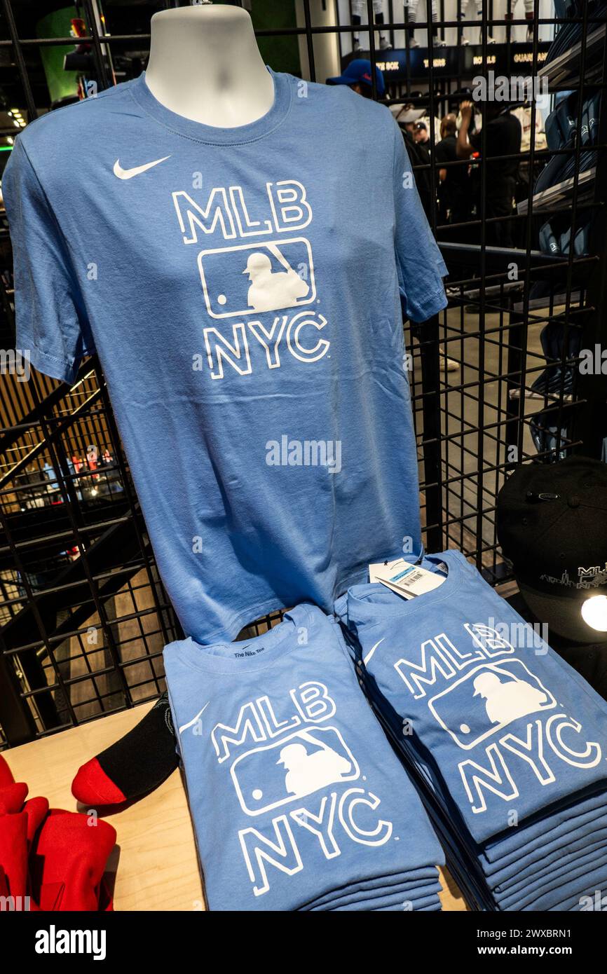 Il flagship store della Major League Baseball nel Rockefeller Center offre articoli sportivi a marchio della squadra, New York City, USA 2024 Foto Stock