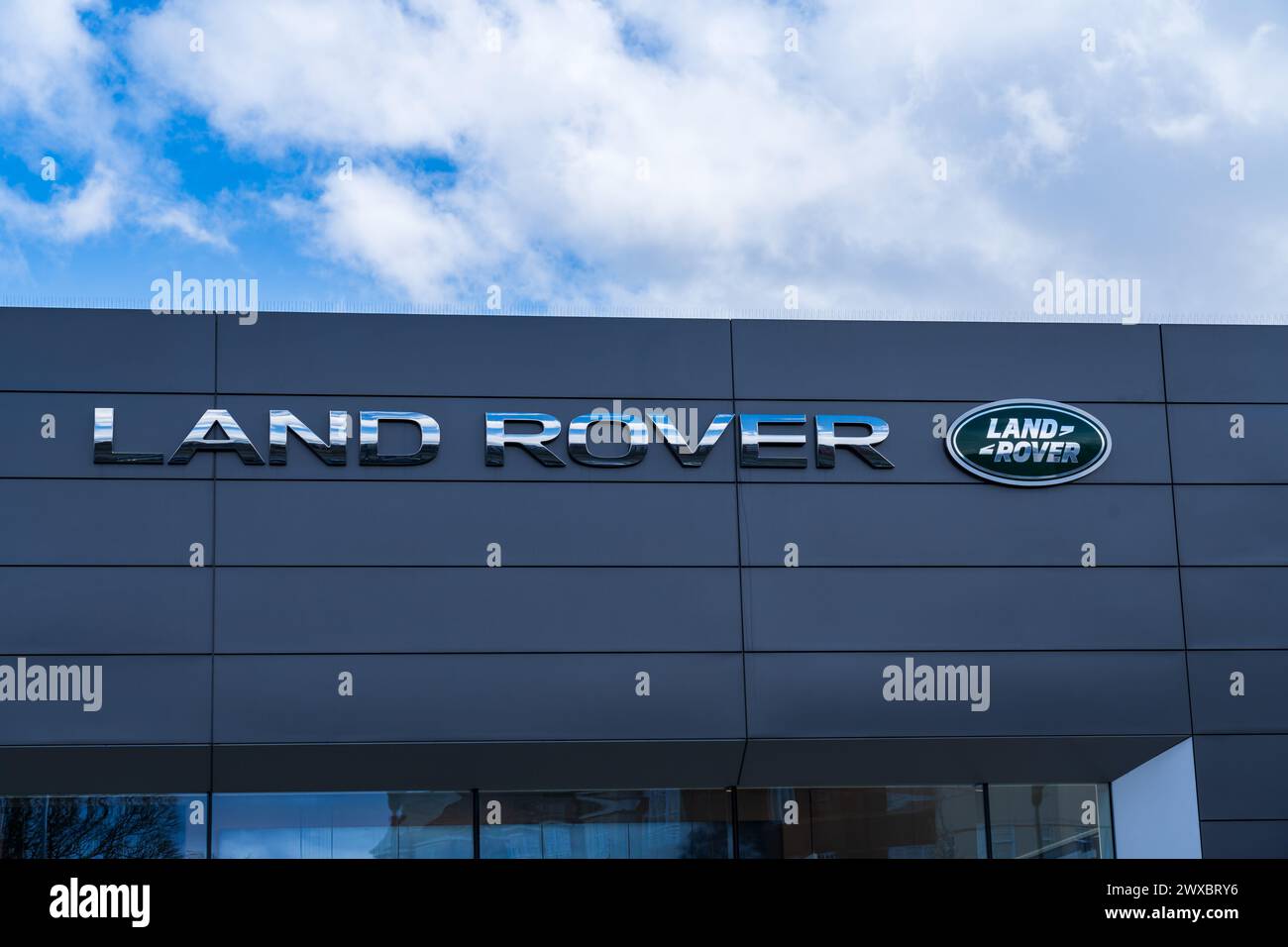 Wolverhampton, Regno Unito - marzo 29 2024: Segnaletica esterna Land Rover presso una concessionaria Foto Stock