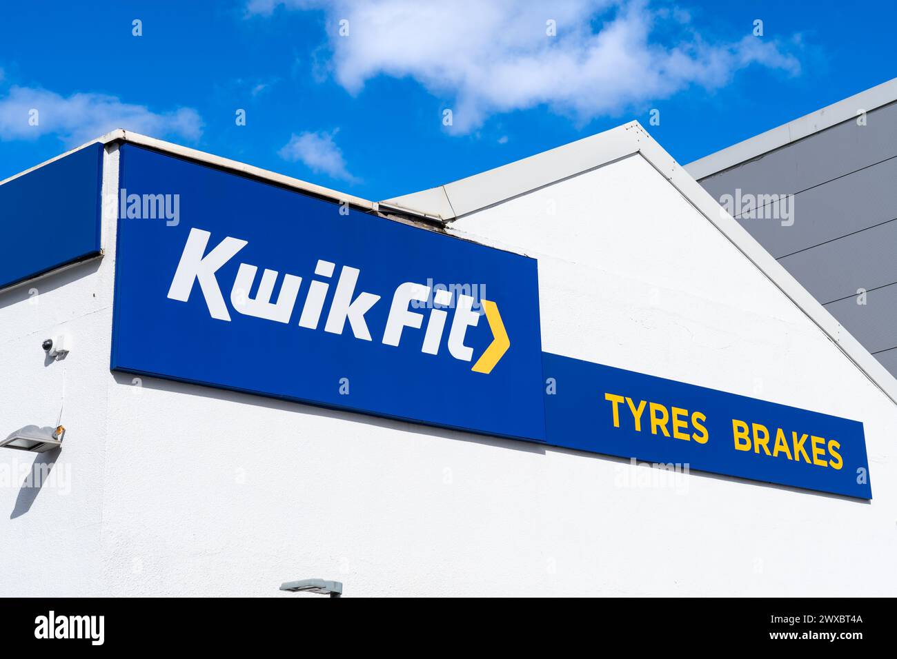 Wolverhampton, Regno Unito - marzo 29 2024: Segnaletica esterna e logo della società di assistenza e riparazione auto, Kwik Fit Foto Stock