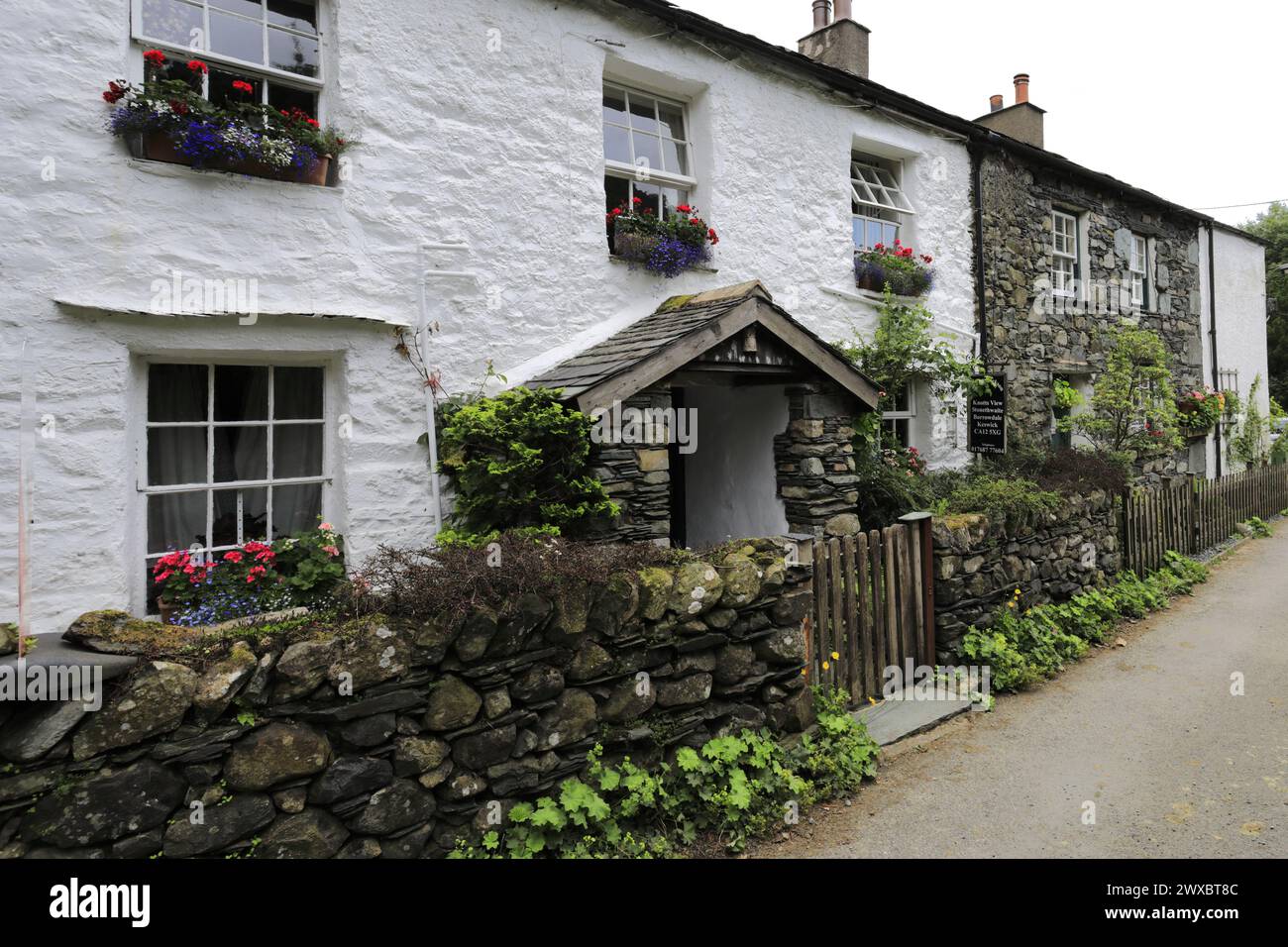 Vista del villaggio di Stonethwaite nella valle di Stonethwaite, Allerdale, Lake District National Park, Cumbria, Inghilterra, Regno Unito Foto Stock