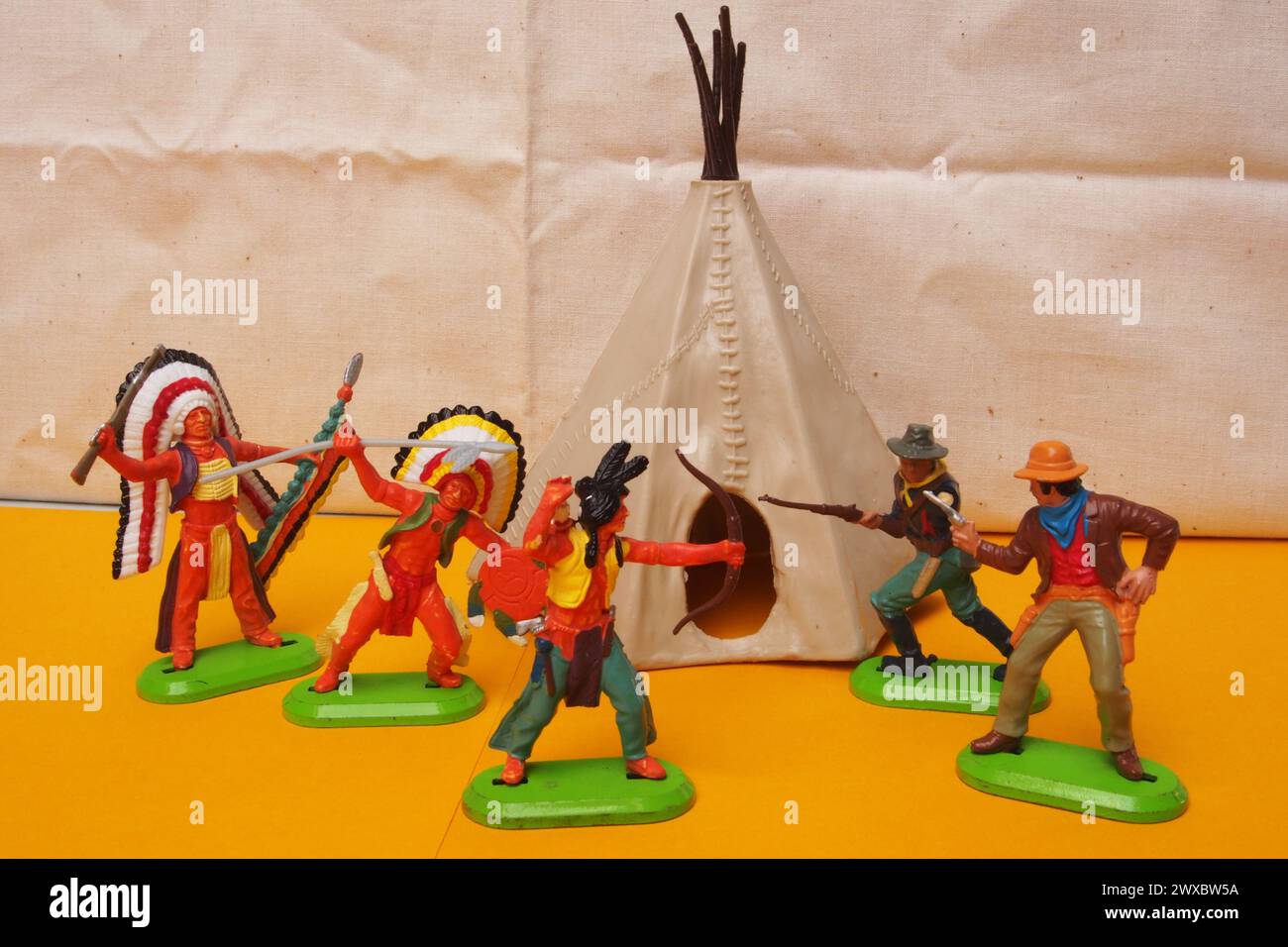 Giocattoli retrò di cowboy e indiani rossi con un teepee Foto Stock