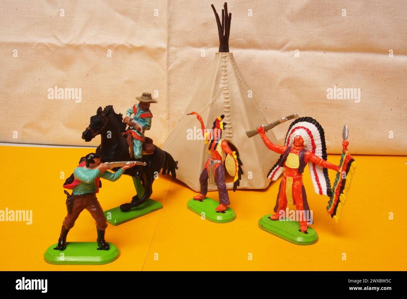 Giocattoli retrò di cowboy e indiani rossi con un teepee Foto Stock