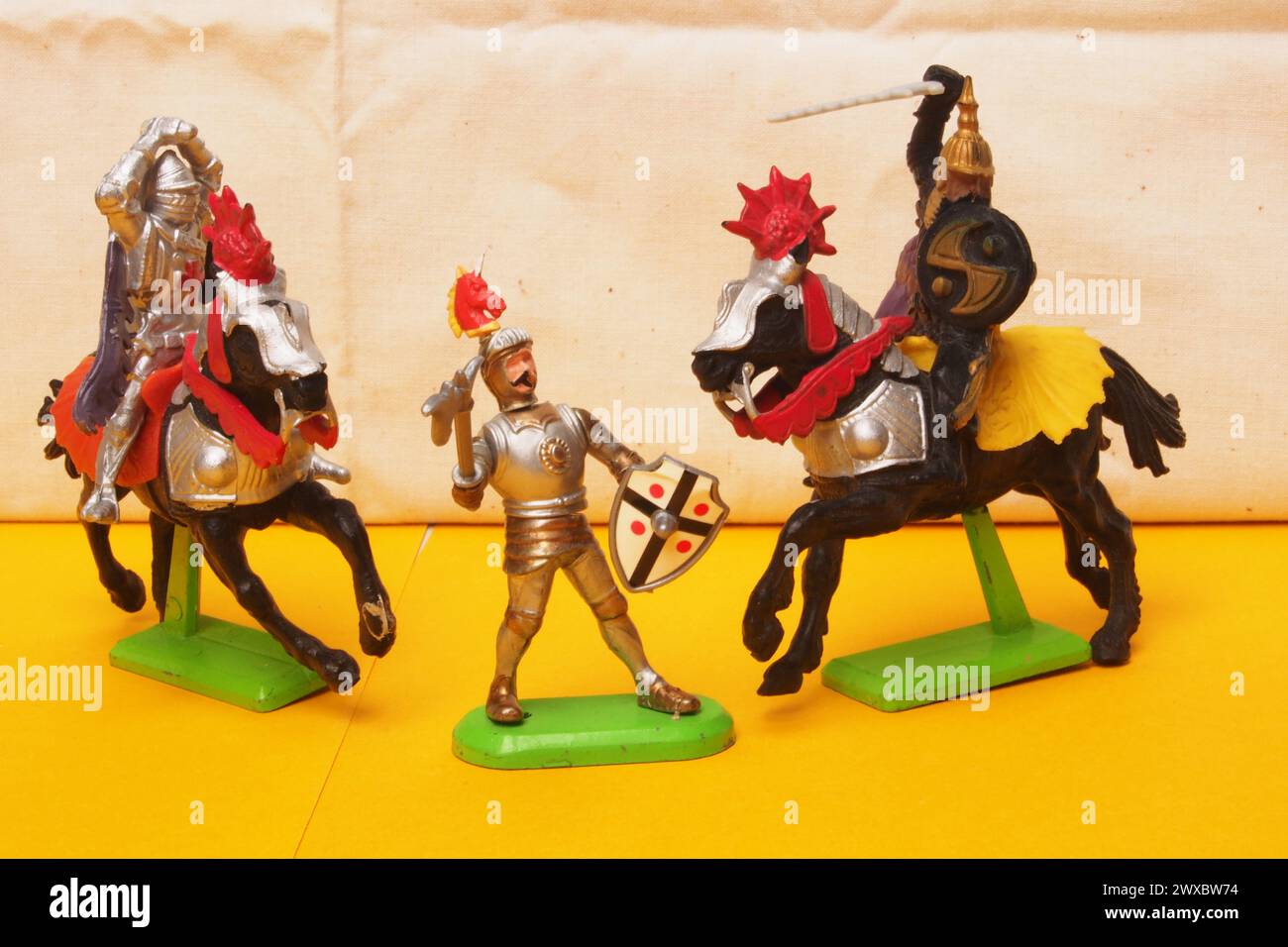 Giocattoli retrò di cavalieri a cavallo e a piedi Foto Stock