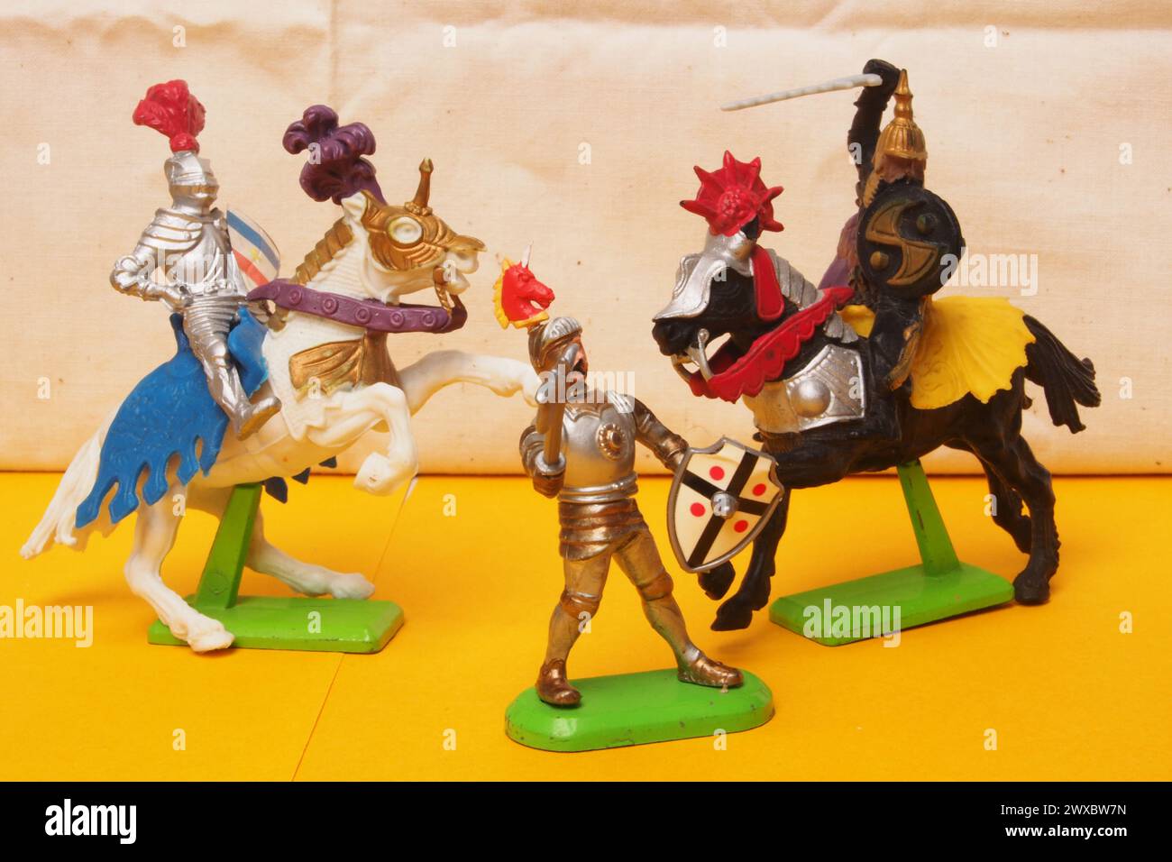 Giocattoli retrò di cavalieri a cavallo e a piedi Foto Stock