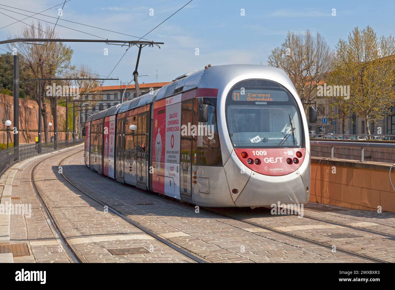 Firenze, Italia - 01 aprile 2019: Tram della linea T1 che passa nel centro della città. Foto Stock