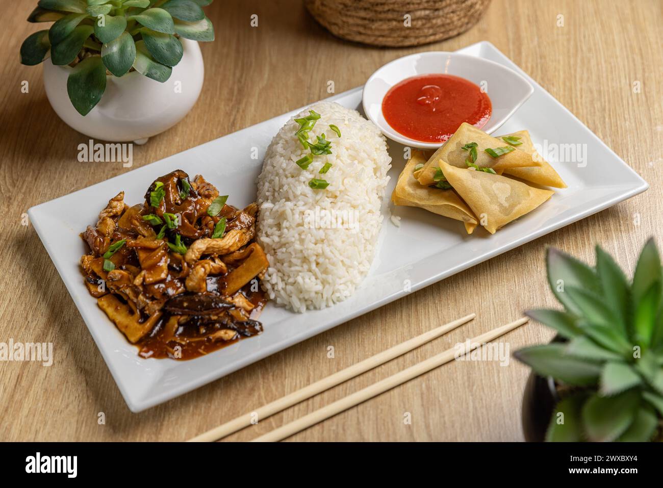 Piatto di cucina asiatica con riso, frittura e gnocchi Foto Stock