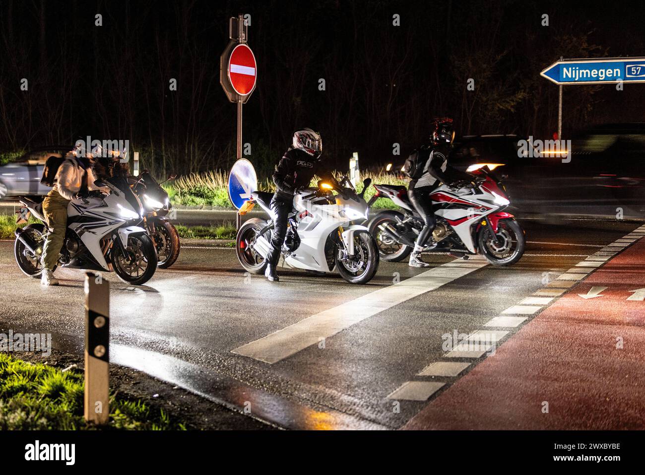 Goch, Germania. 29 marzo 2024. Centinaia di auto e motociclette come parte del "Car-friday" a Goch, sul basso Reno. Venerdì sera, diverse centinaia di persone si sono riunite nel parcheggio di un negozio fai da te a Goch, sul basso Reno, con auto pimped. Secondo un portavoce della polizia a Kleve, i membri della scena del poser e del sintonizzatore erano in viaggio con i loro motori che ruggivano ad alta voce e suonavano le loro corna. Tuttavia, poiché la polizia sta mostrando una forte presenza, l'incontro sembra essere attualmente trasferito in un altro luogo. Crediti: Christoph Reichwein/dpa/Alamy Live News Foto Stock