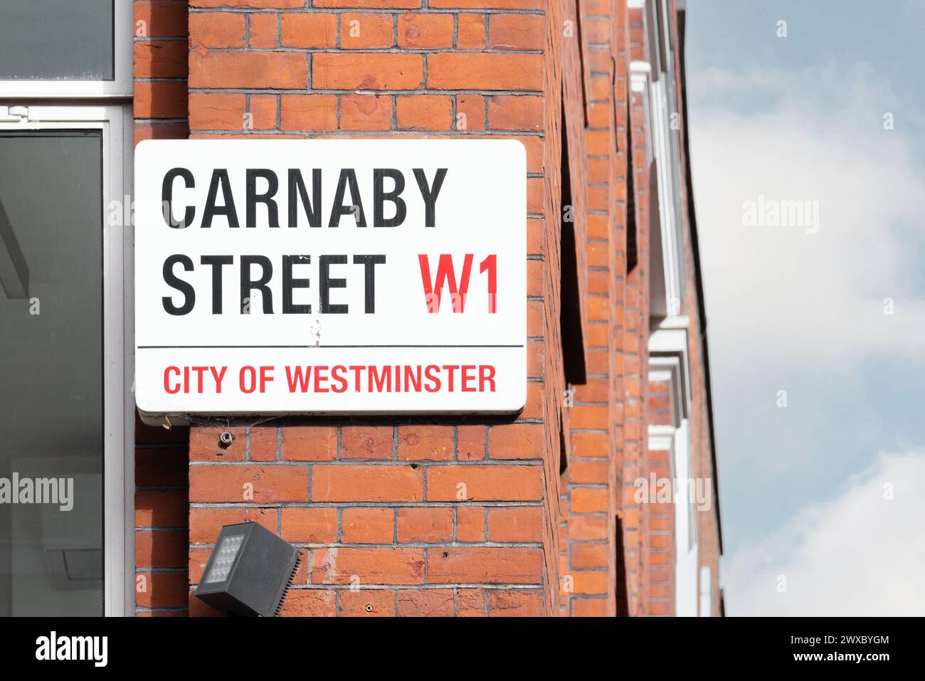 Un cartello stradale per Carnaby Street, simbolo della cultura e della moda britannica. Simbolo degli anni sessanta e ancora uno dei preferiti dai turisti e dai negozi Foto Stock
