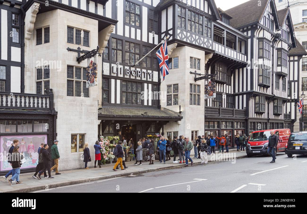 Esterno dello storico grande magazzino Liberty, un punto di riferimento di Londra, rinomato per la sua esperienza di shopping di lusso e il suo iconico patrimonio britannico. Di Liberty Foto Stock