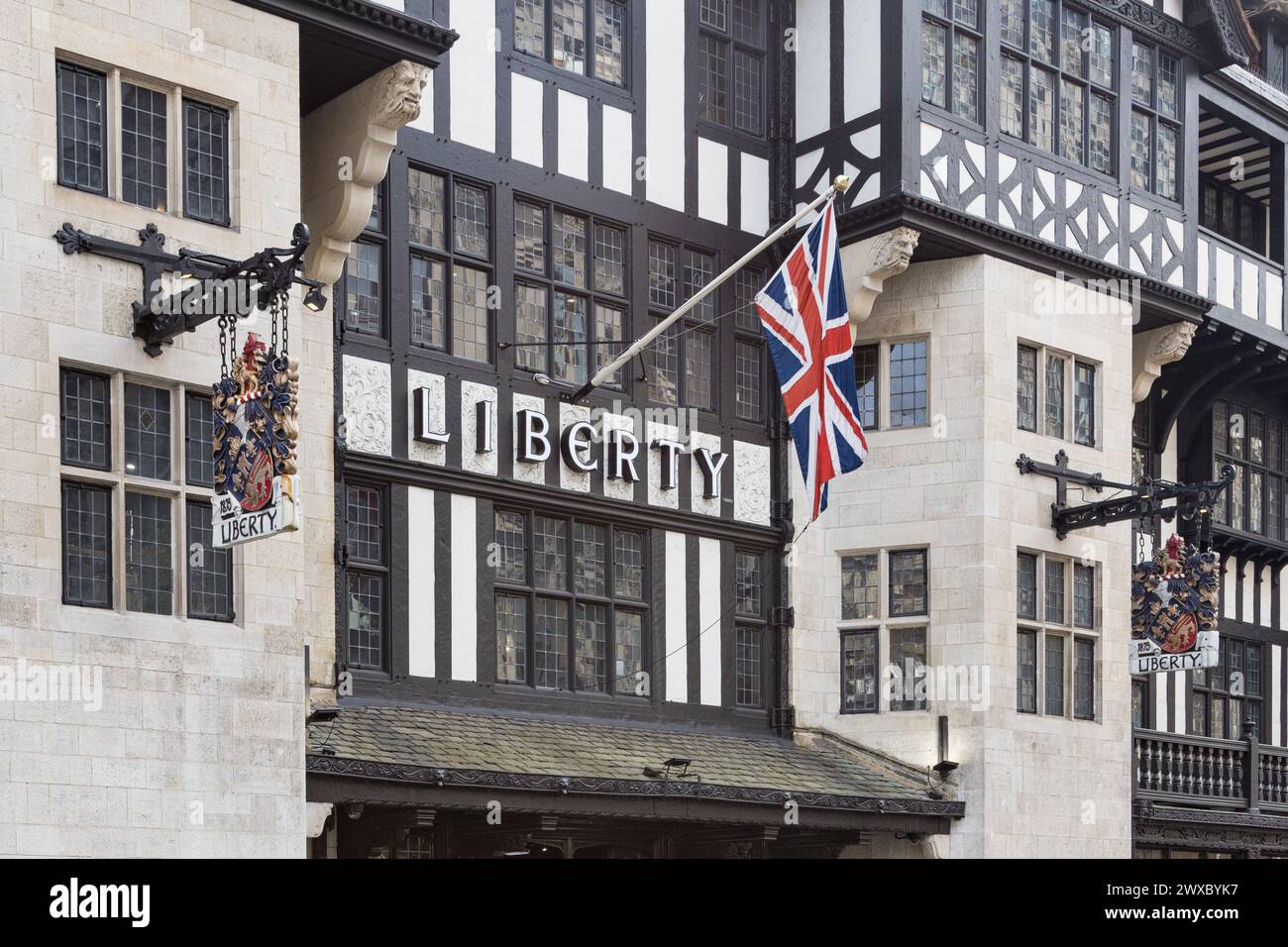 Esterno dello storico grande magazzino Liberty, un punto di riferimento di Londra, rinomato per la sua esperienza di shopping di lusso e il suo iconico patrimonio britannico. Di Liberty Foto Stock