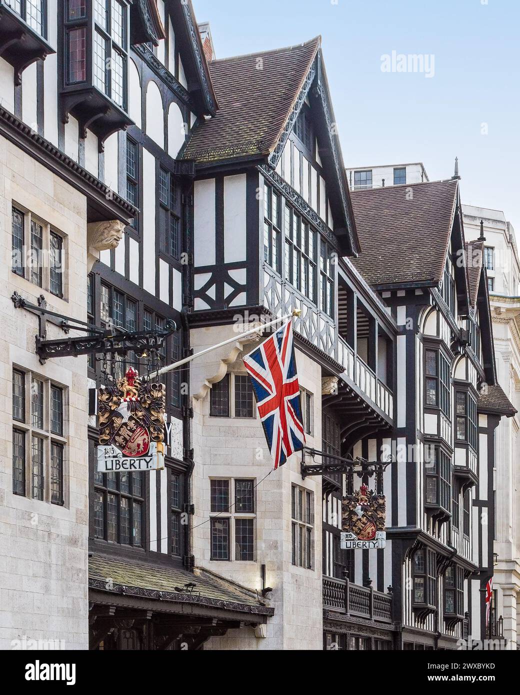 Esterno dello storico grande magazzino Liberty, un punto di riferimento di Londra, rinomato per la sua esperienza di shopping di lusso e il suo iconico patrimonio britannico. Di Liberty Foto Stock