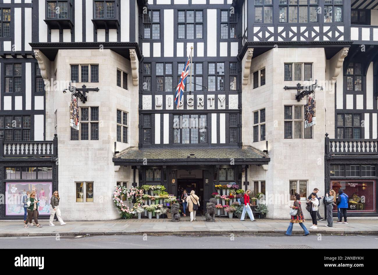 Esterno dello storico grande magazzino Liberty, un punto di riferimento di Londra, rinomato per la sua esperienza di shopping di lusso e il suo iconico patrimonio britannico. Di Liberty Foto Stock