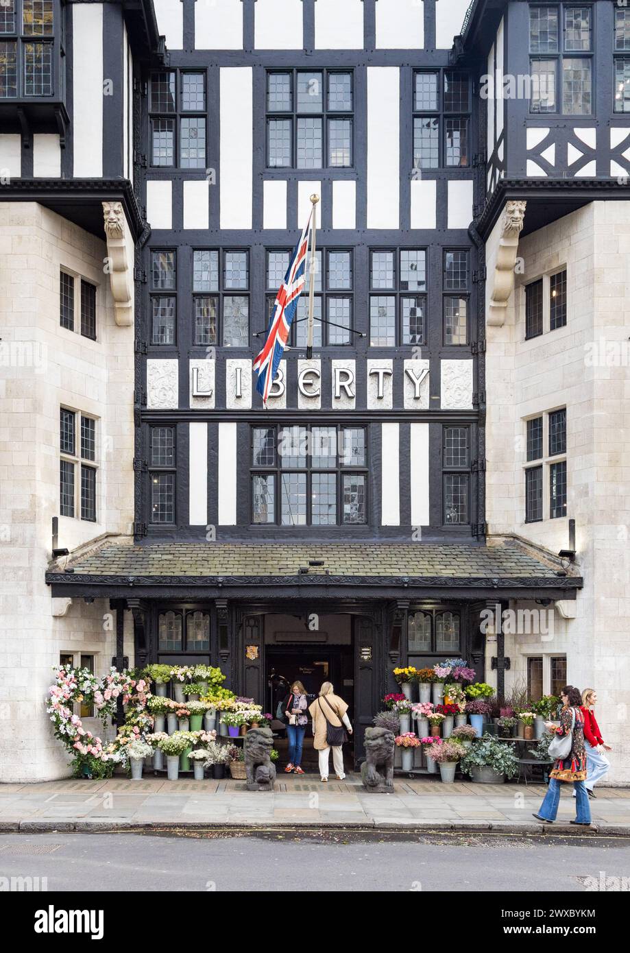 Esterno dello storico grande magazzino Liberty, un punto di riferimento di Londra, rinomato per la sua esperienza di shopping di lusso e il suo iconico patrimonio britannico. Di Liberty Foto Stock