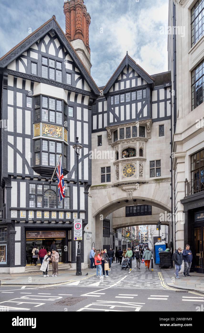 Esterno dello storico grande magazzino Liberty, un punto di riferimento di Londra, rinomato per la sua esperienza di shopping di lusso e il suo iconico patrimonio britannico. Di Liberty Foto Stock