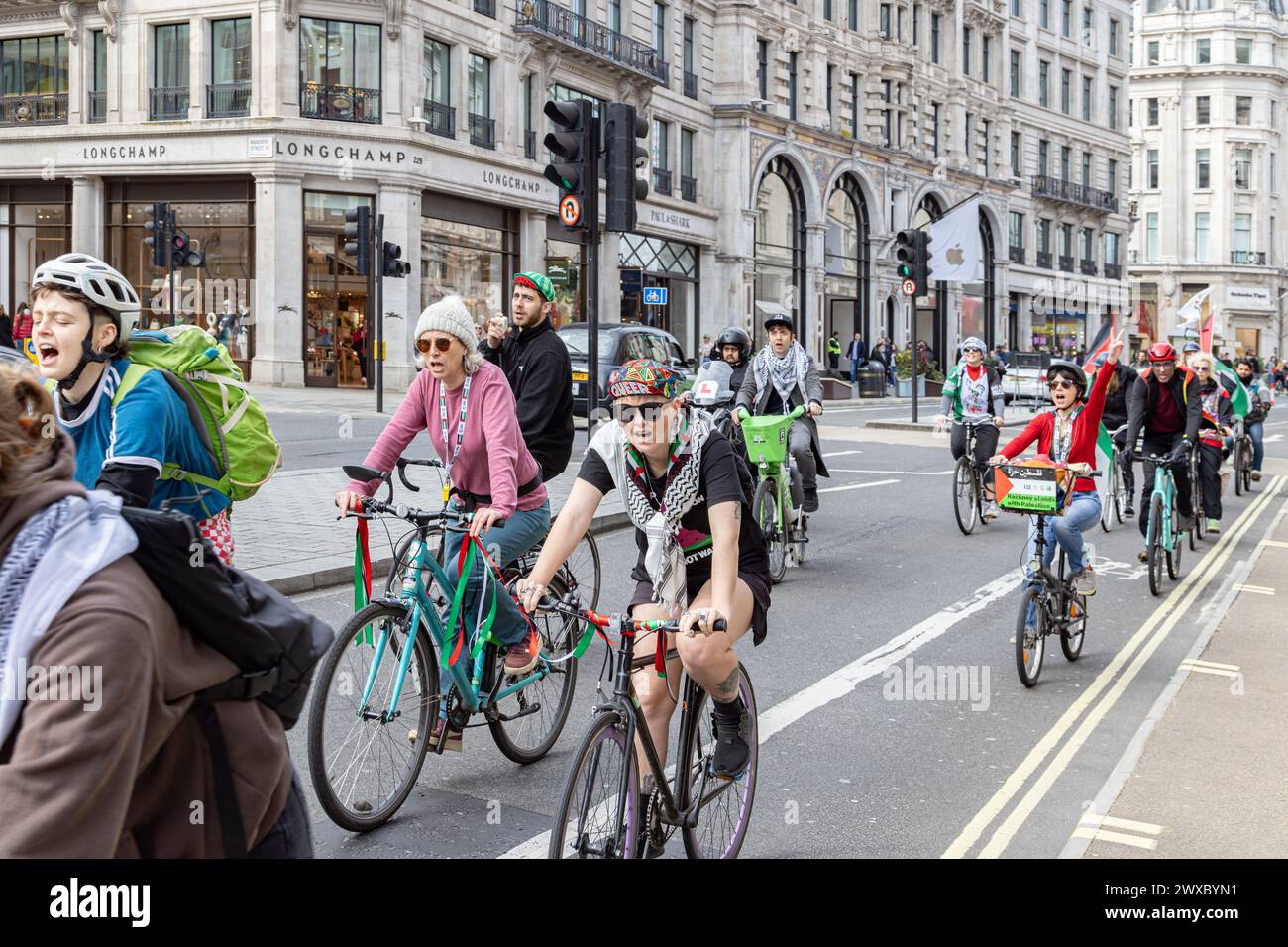 I sostenitori della Pro Palestine mostrano il loro sostegno mentre pedalano attraverso Westminster. Israele guerra di Hamas - sostenitori palestinesi pro-palestinesi in giro per Londra. Foto Stock