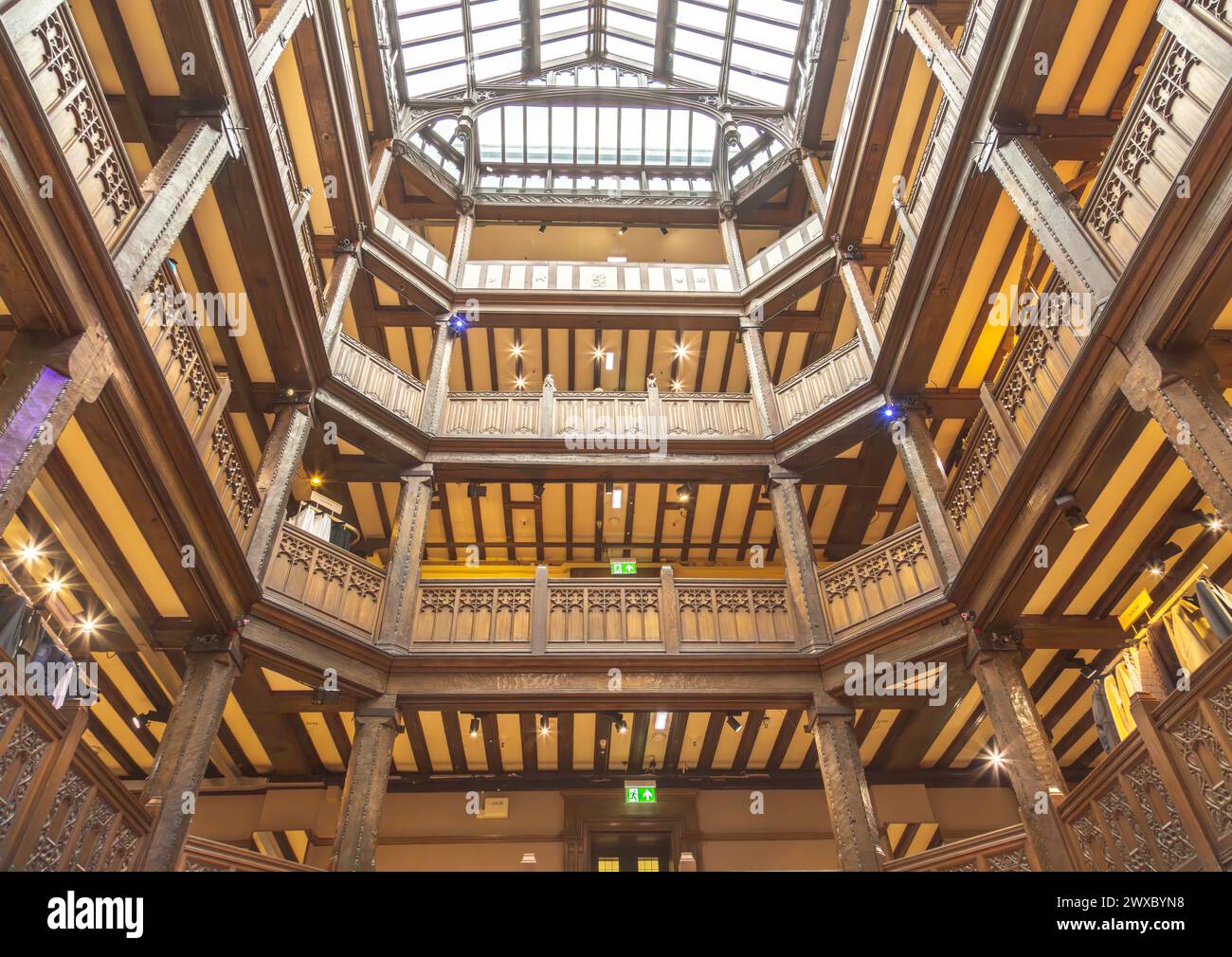Gli interni dello storico grande magazzino Liberty, un punto di riferimento di Londra, rinomato per la sua esperienza di shopping di lusso e l'iconico patrimonio britannico. Di Liberty Foto Stock