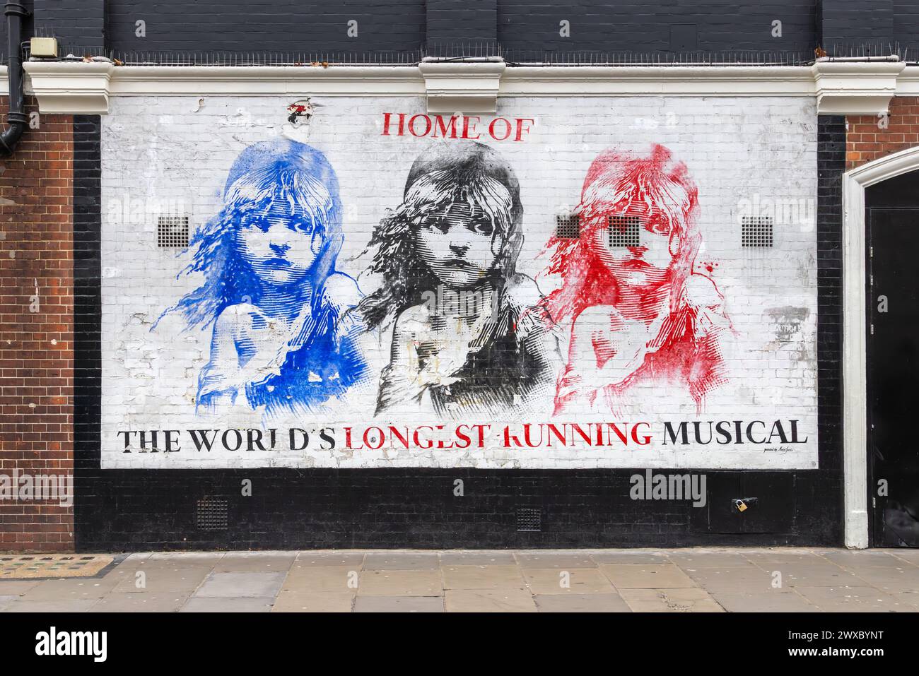Una suggestiva immagine di Cosette dipinta su una parete al teatro Gielgud di Soho, Londra. La sede del musical Les Miserables, il più longevo al mondo. Foto Stock