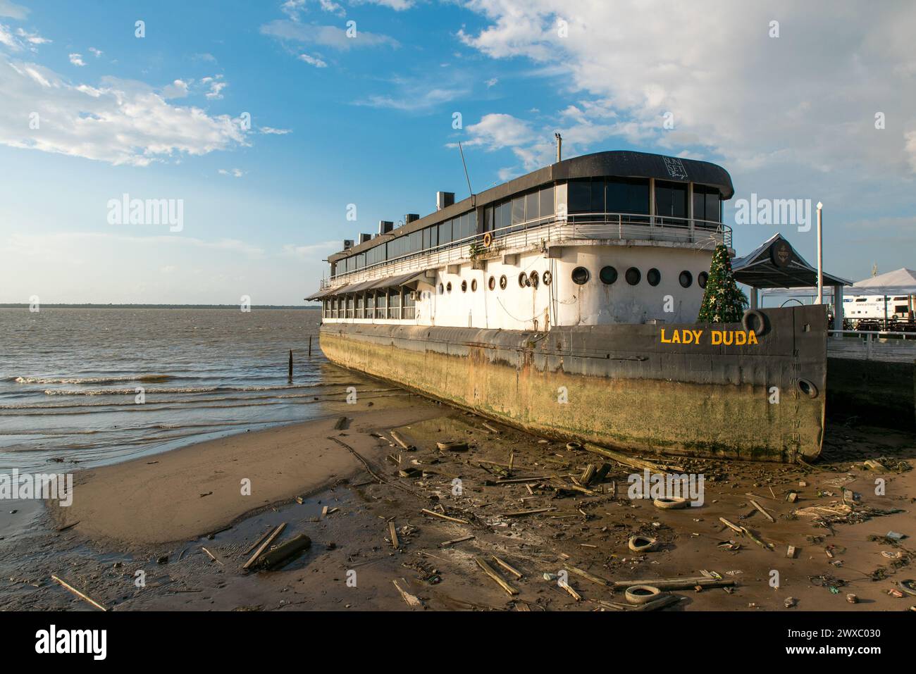 Traghetto abbandonato sulla riva del fiume a Belem, Brasile Foto Stock