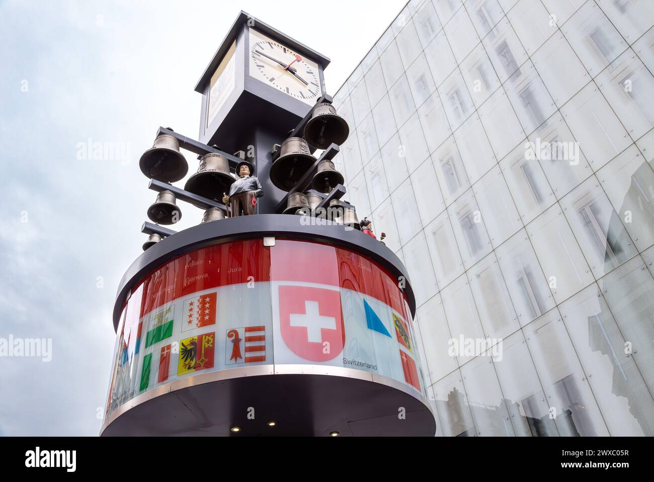 Il Glockenspiel svizzero o l'orologio svizzero nel tribunale svizzero vicino a Piazza Leicester. Foto Stock