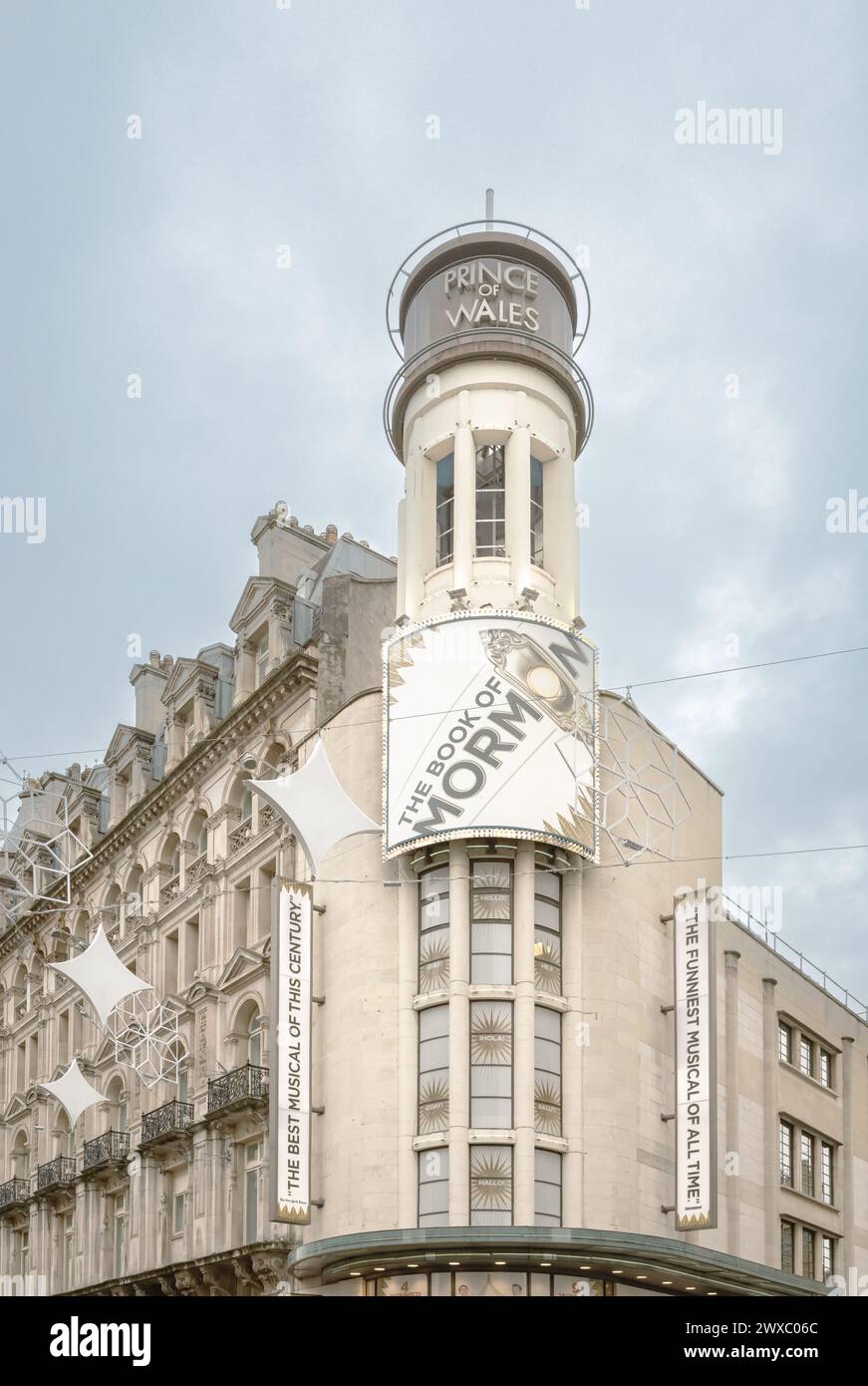 Il Prince of Wales Theatre nel West End di Londra presenta il Book of Mormon, un musical spiritoso e preferito dai frequentatori di teatro. Foto Stock