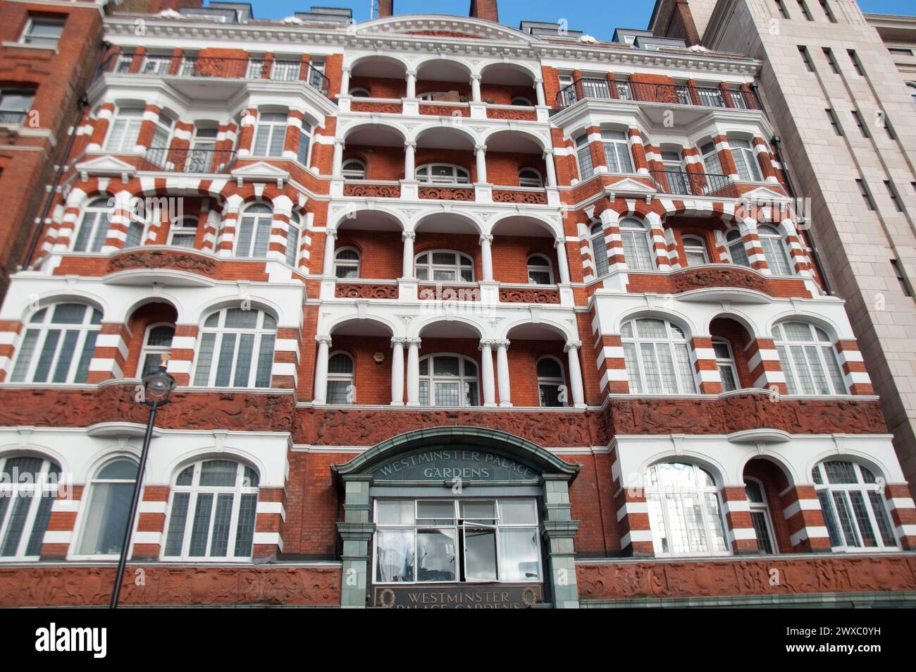 Westminster Palace Gardens, Mansion block; Artillery Row, Westminster, Londra, REGNO UNITO Foto Stock