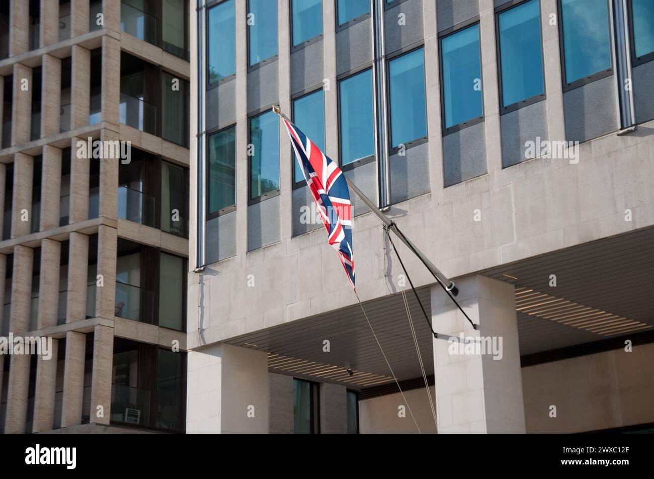 Edificio moderno con Union Jack, Victoria Street, Westminster, Londra, Regno Unito Foto Stock