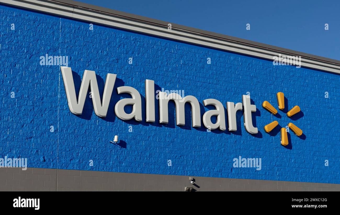 Primo piano dell'insegna del negozio Walmart sull'edificio. Foto Stock