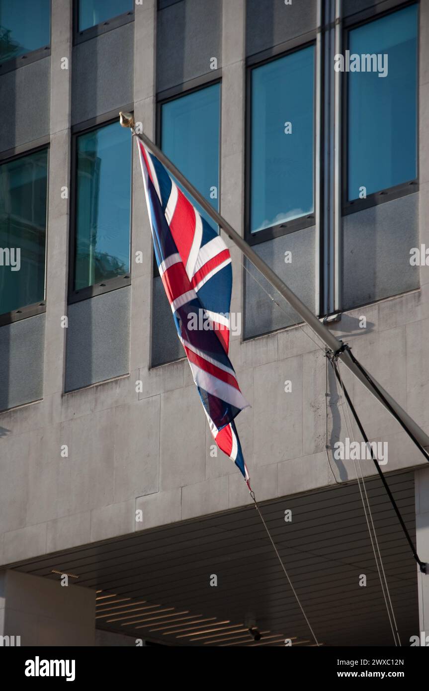 Edificio moderno con Union Jack, Victoria Street, Westminster, Londra, Regno Unito Foto Stock