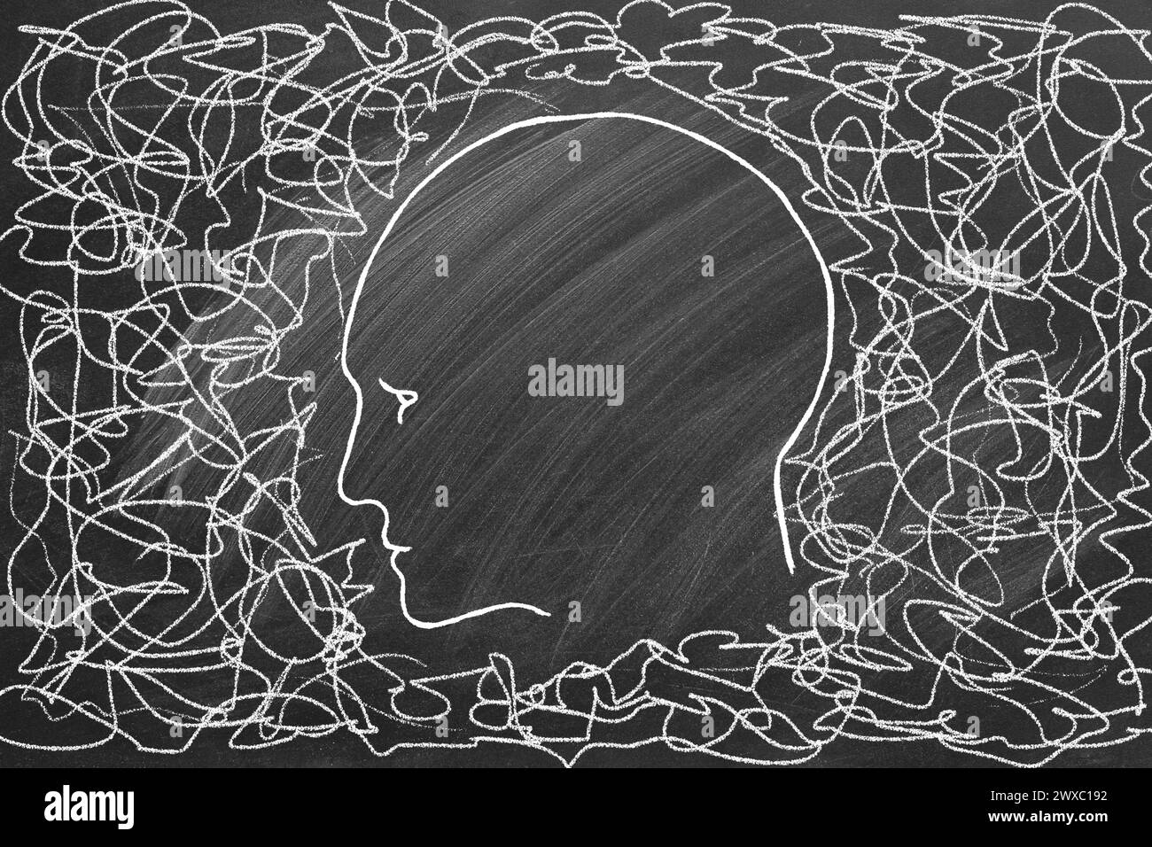Silhouette della testa umana con linee aggrovigliate all'esterno. Illustrazione sulla lavagna. Concetto di disturbo della personalità e depressione, pensiero caotico, conf Foto Stock