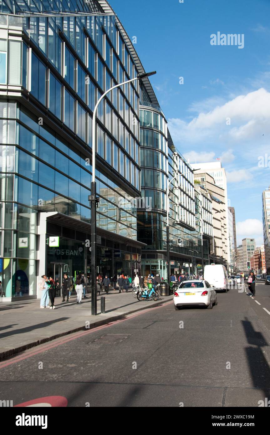 Victoria Street, Westminster, Londra, Regno Unito; negozi; pedoni; edifici moderni; architettura moderna. Foto Stock