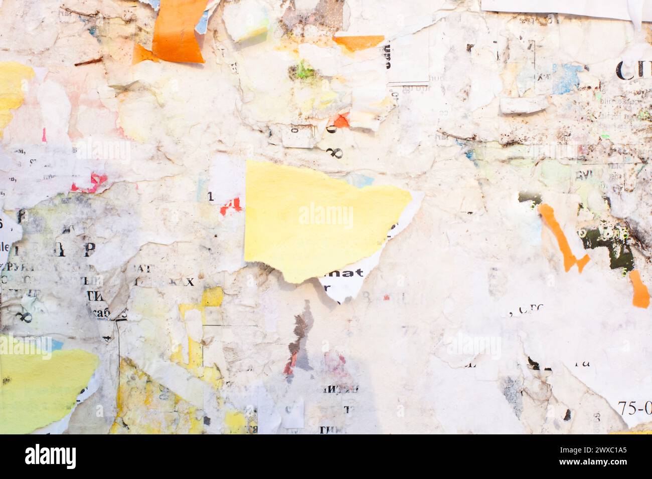 Cartellone per le strade della città vecchia con poster e adesivi strappati. Cartelloni e pubblicità graffiati. Foto Stock