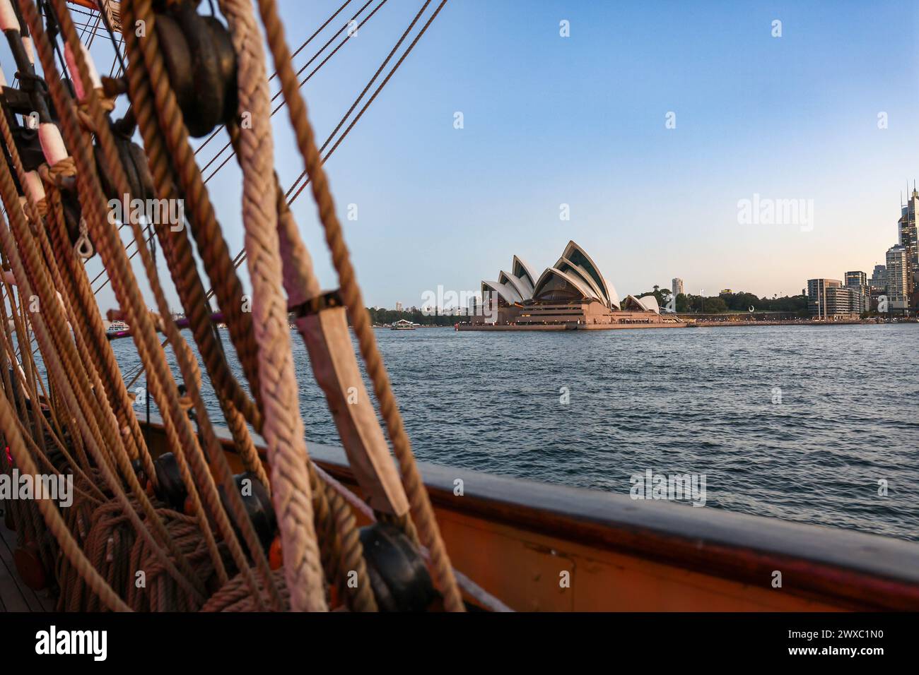 Vista della Sydney Opera House dalla barca a vela Foto Stock