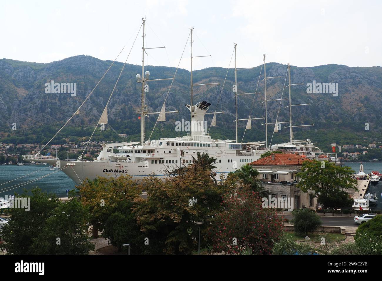 Cattaro, Montenegro, vista 08.11.22 del Mare Adriatico dal centro storico della città vecchia. Nave da crociera, turisti, automobili e montagne in estate. Tour Foto Stock