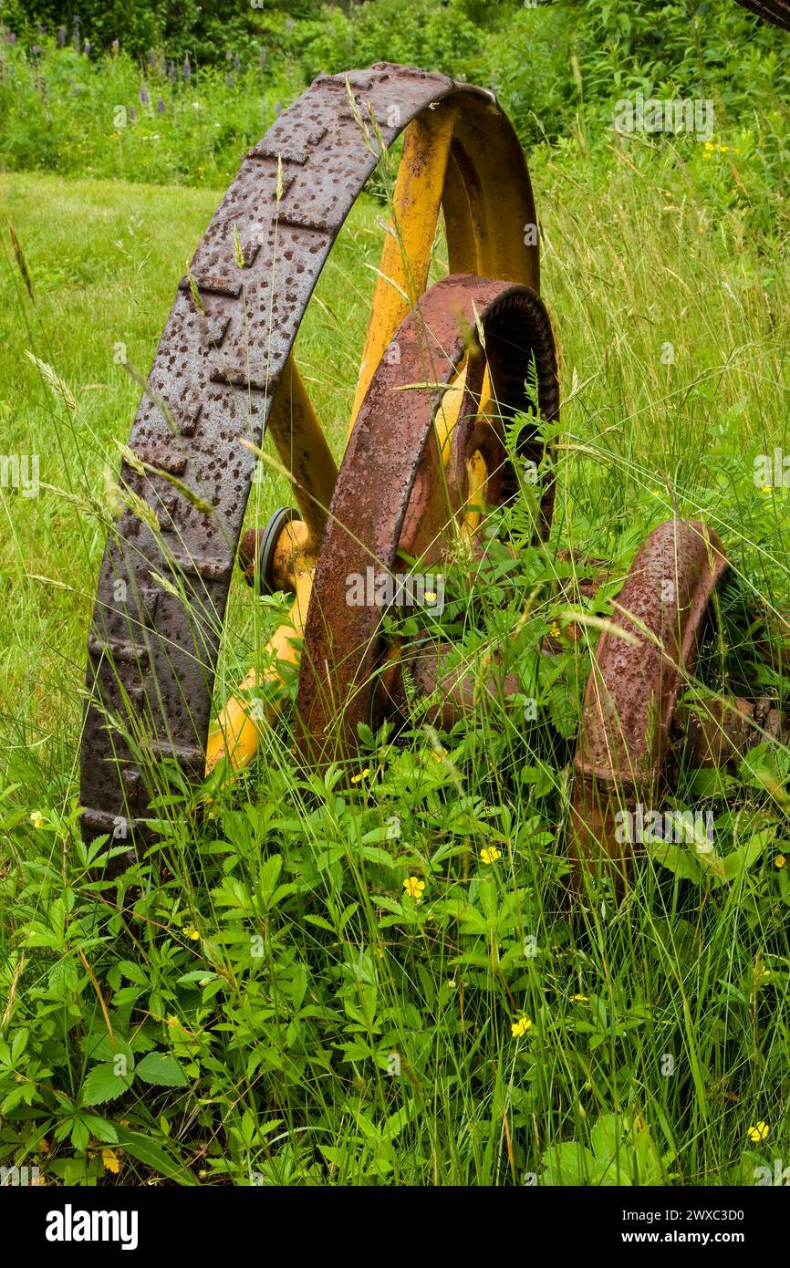Kingston, New Brunswick, Canada. Ruote del rasaerba, vecchia fresa meccanica in un campo. Foto Stock
