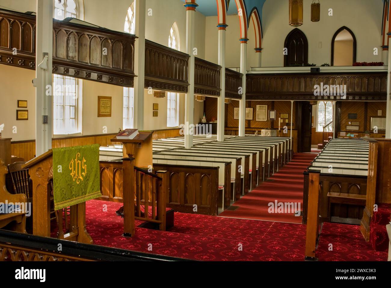 Kingston, New Brunswick, Canada. Trinity Church Interior, anglicano. I colori lealisti di rosso, bianco e blu decorano le opere in legno. Foto Stock