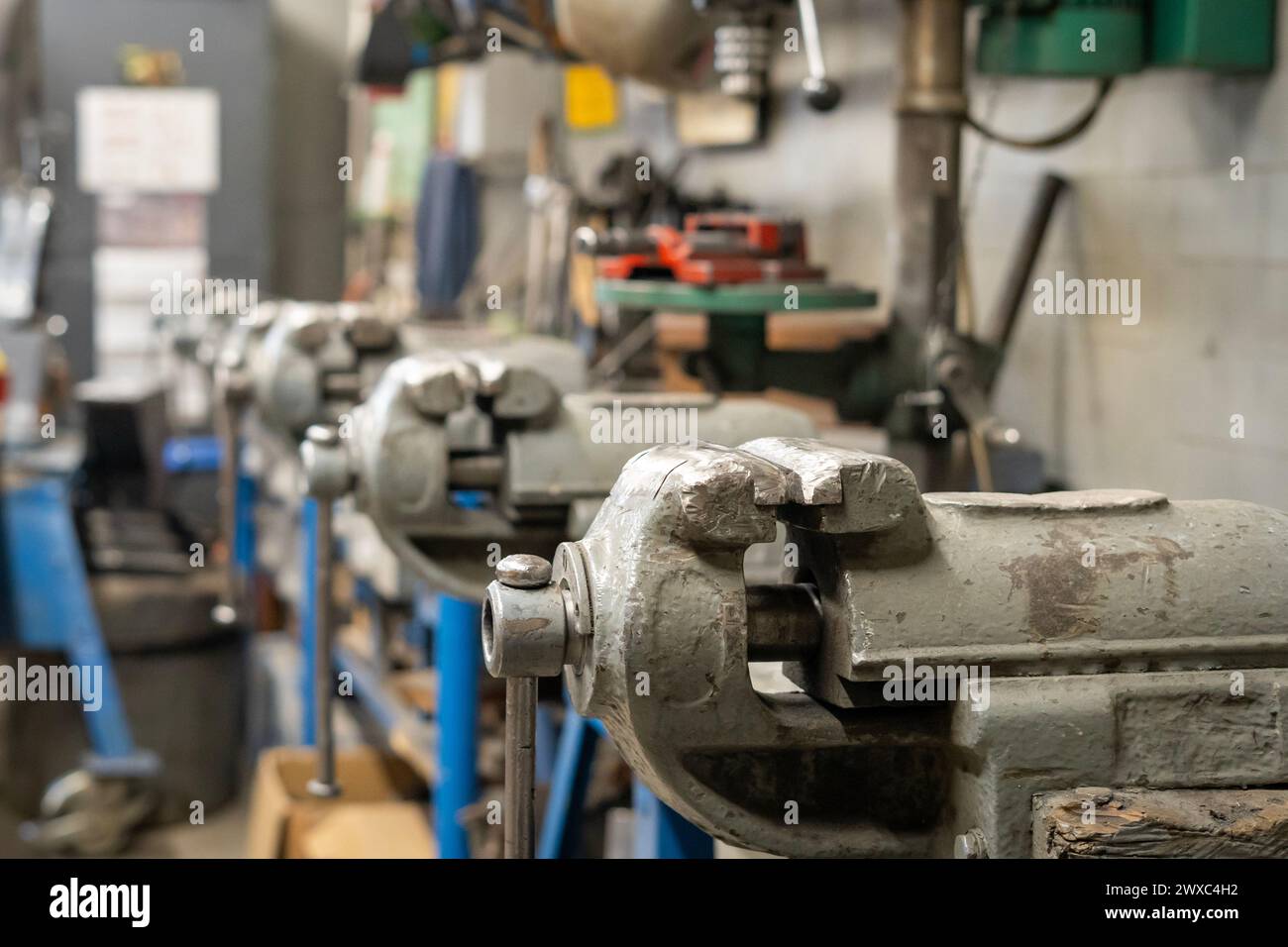 Morse usurate verniciate di grigio in officina Foto Stock