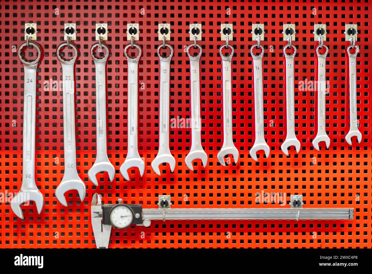 Chiavi e utensili su un armadietto per utensili in metallo rosso Foto Stock
