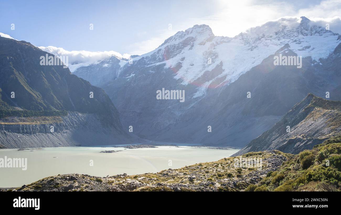 Paesaggio glaciale alpino con enormi montagne e lago in una giornata di sole, Mt Cook, nuova Zelanda. Foto Stock