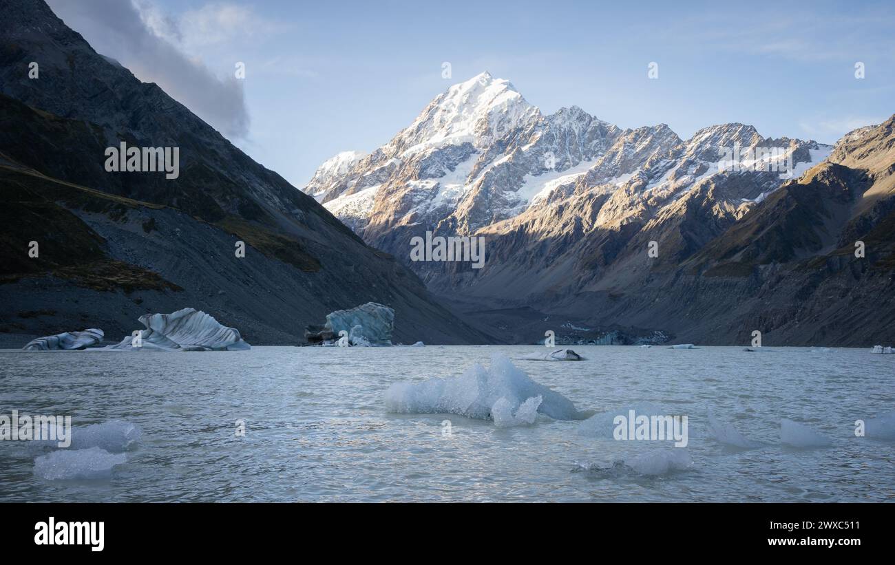 Lago glaciale con grandi ghiacci galleggianti e montagne innevate dominanti sullo sfondo, nuova Zelanda. Foto Stock