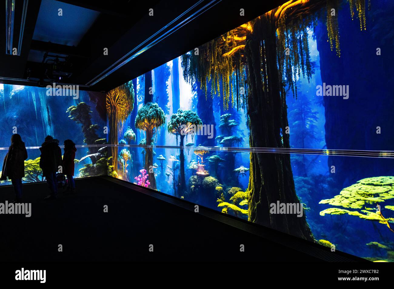Refik Anadol 'echi della Terra: Archivio vivente' (2024) esposizione digitale generata dall'intelligenza artificiale, Serpentine North Gallery, Londra, Inghilterra Foto Stock