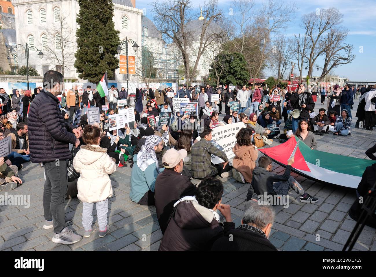 Istanbul Turchia - marzo 2024 - protesta a sostegno dei palestinesi a Gaza nel centro di Istanbul, fuori Hagia Sophia Foto Stock