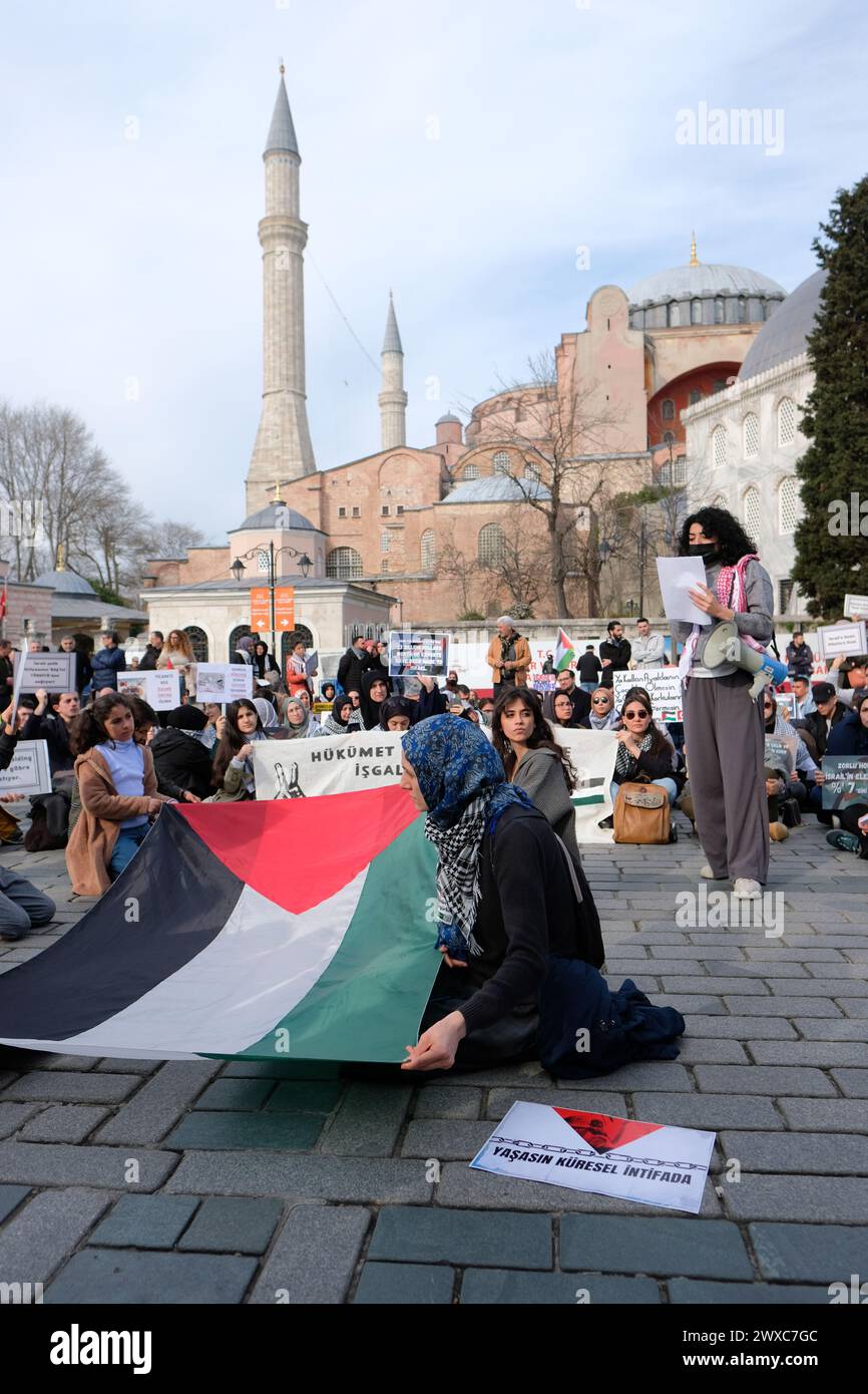 Istanbul Turchia - marzo 2024 - protesta a sostegno dei palestinesi a Gaza nel centro di Istanbul, fuori Hagia Sophia Foto Stock