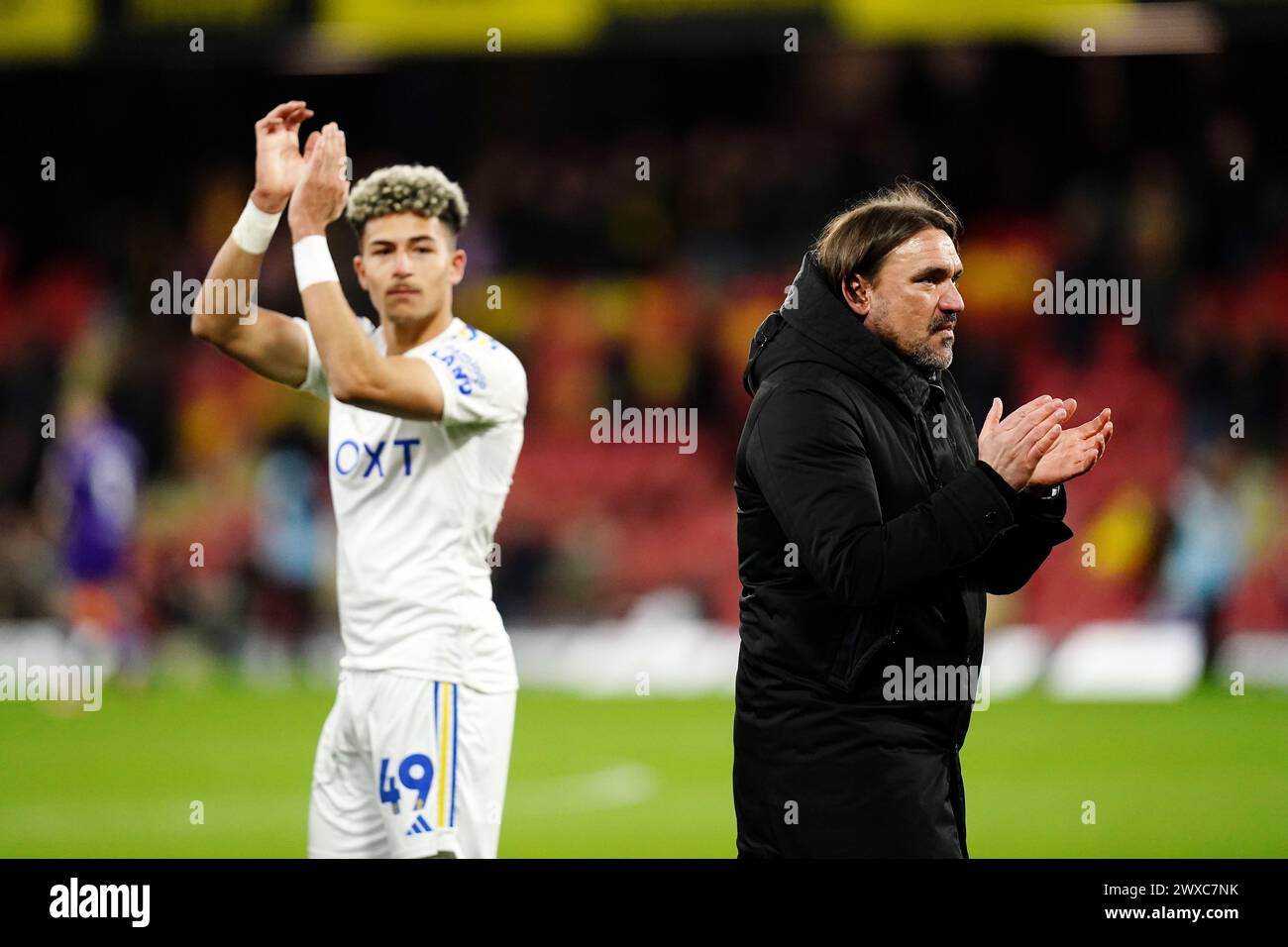 Mateo Joseph (a sinistra) del Leeds United e il manager del Leeds United Daniel Farke applaudiscono i tifosi dopo il match per il titolo Sky Bet a Vicarage Road, Watford. Data foto: Venerdì 29 marzo 2024. Foto Stock