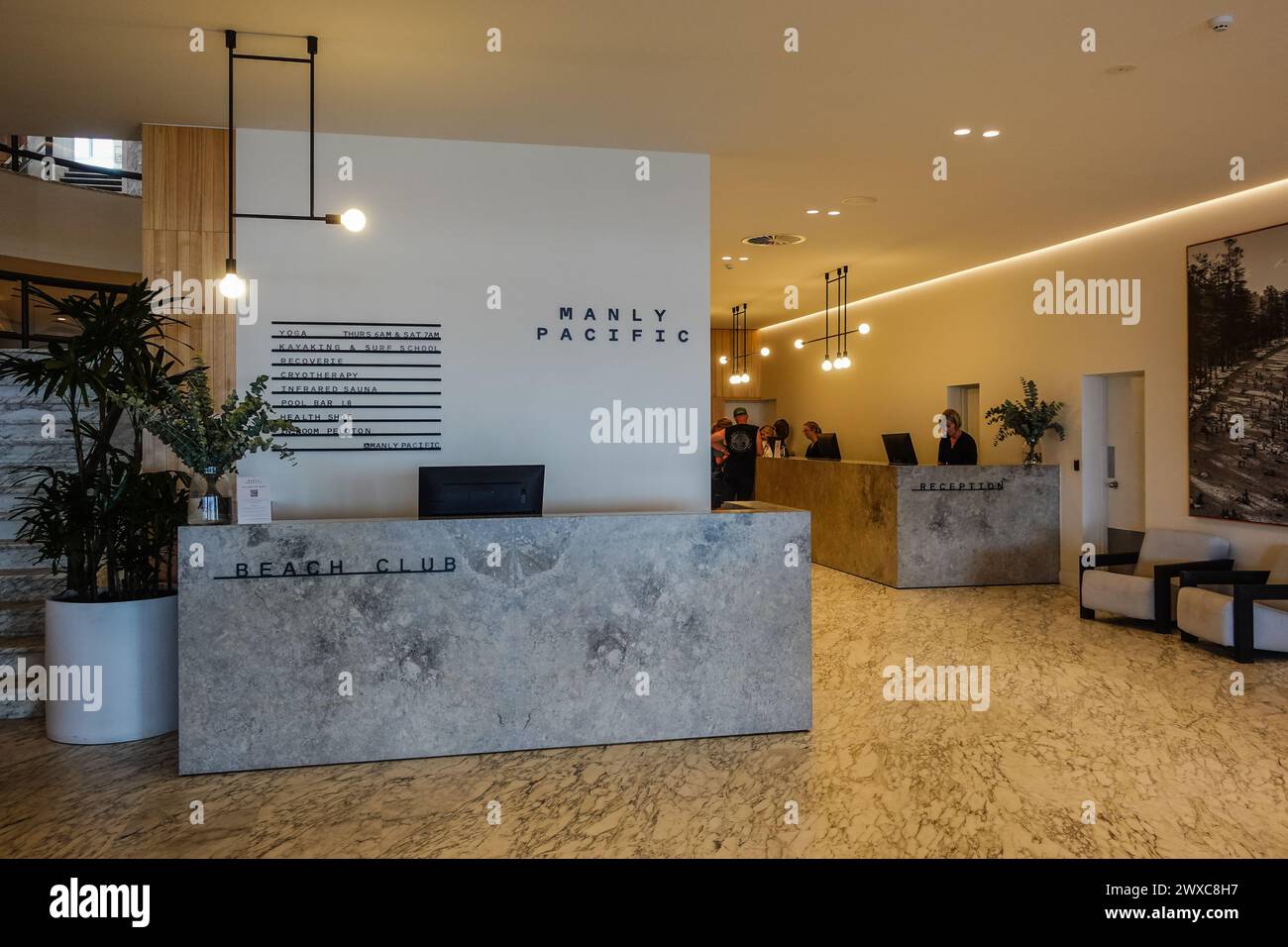 La lobby del Manly Pacific Hotel trasuda un senso di eleganza costiera. Con rivestimento in marmo color zibellino alle pareti, offre un'atmosfera serena e invitante Foto Stock